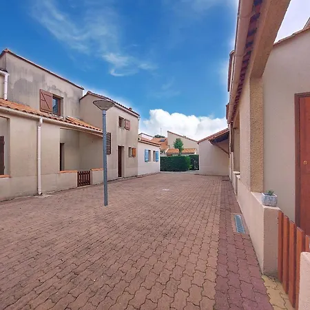 Les Charmilles-17 By Interhome